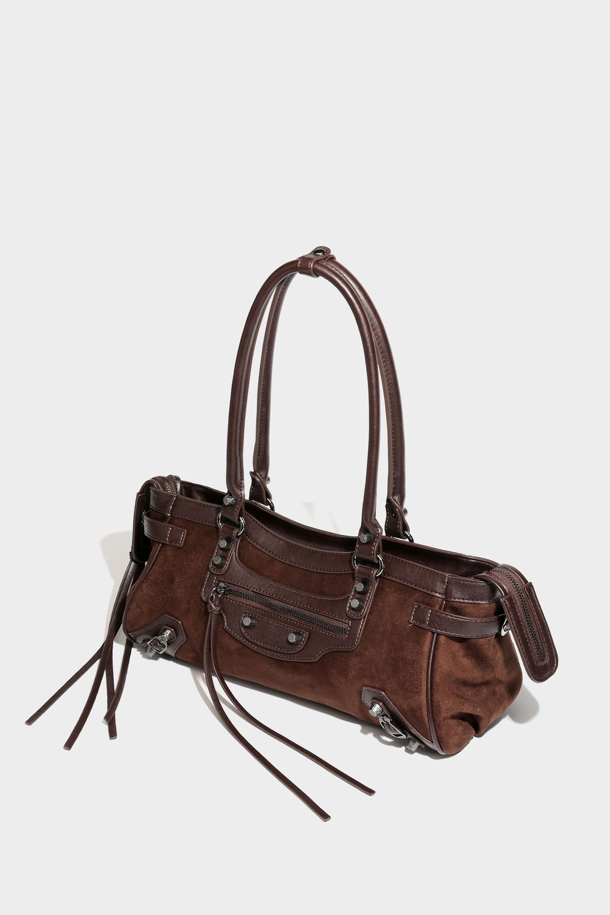 Strukturierte Vintage-Schultertasche im Moto-Stil mit matten Einsätzen in Velourslederoptik, Besatz in Lederoptik, dunkel silberfarbenen Nieten und vorderem Reißverschluss
