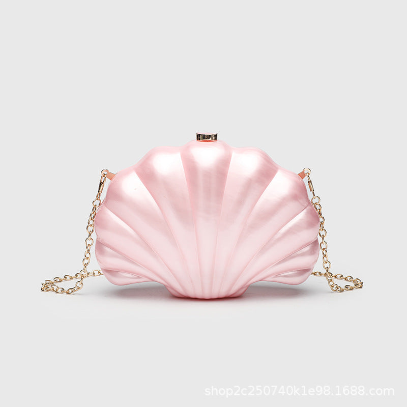 Strukturierte Clutch in Muschelform mit Perlmutt-Finish und goldfarbenem Kettenriemen, Detailansicht 4