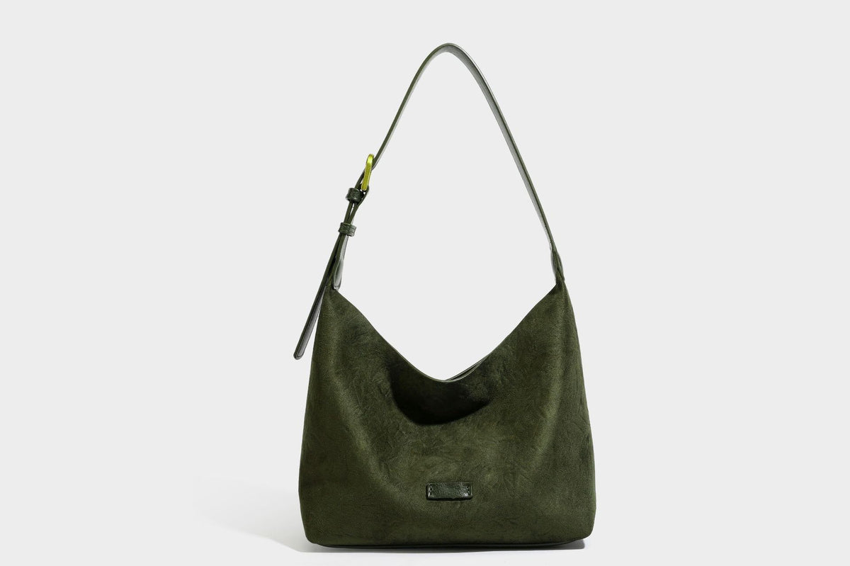 Dunkelbraune, lässig fallende Hobo-Schultertasche mit velourslederähnlich strukturierter Oberfläche, glatter lederähnlicher Paspelierung und Details in Antikgoldoptik, Detailansicht