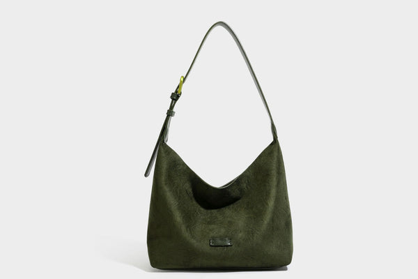 Dunkelbraune, lässig fallende Hobo-Schultertasche mit velourslederähnlich strukturierter Oberfläche, glatter lederähnlicher Paspelierung und Details in Antikgoldoptik, Detailansicht