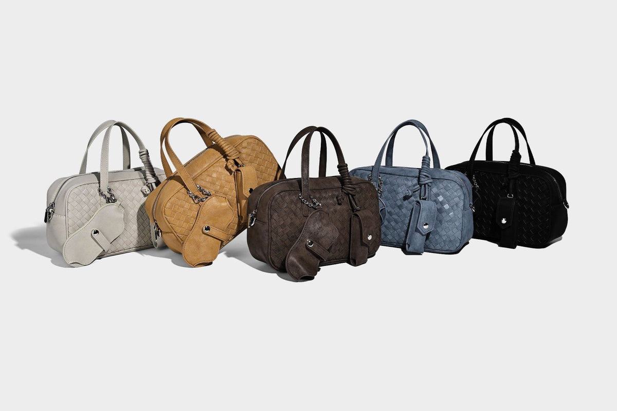 Strukturierte Boston-Tasche in Weboptik mit geknoteten Tragegriffen, abnehmbarem Schulterriemen und passendem Mini-Etui in matter Ausführung