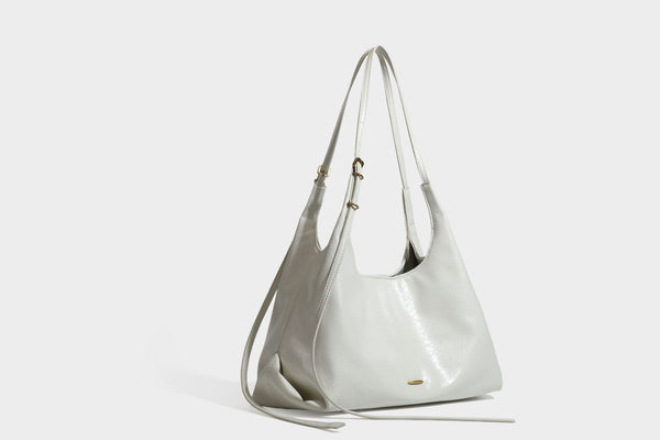 Locker fallende Hobo-Schultertasche mit offenem Oberteil aus glänzendem, geknautschtem Lederimitat in Dunkelbraun, mit schmalem verstellbarem Riemen und goldfarbenem
