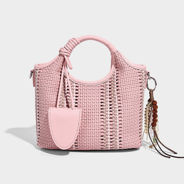 Gewebte Bucket-Tote in Pastellblau mit geflochtenen Henkeln, offenem Frontfach, Perlenanhänger und abnehmbarem Crossbody-Riemen