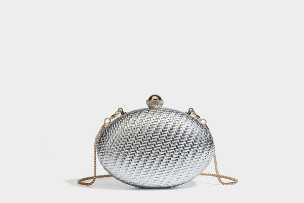 Kleine, ovale, metallisch gewebte Clutch mit juwelenbesetztem Bügelverschluss in Goldoptik und abnehmbarem Kettenriemen, Detailansicht 19