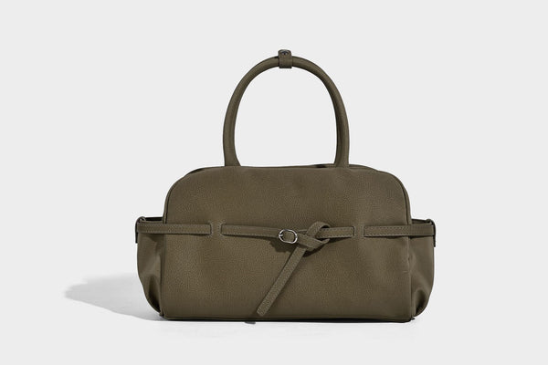 Strukturierte Henkeltasche aus mattem, genarbtem Material mit umlaufendem Riemen und Ringbeschlägen, zwei oberen Tragegriffen und abnehmbarem Crossbody-Riemen