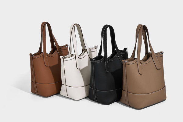 Formstabiler Shopper mit genarbter Oberfläche in Karamellbraun, zwei Henkeln, abnehmbarem Crossbody-Riemen und abnehmbarem Reißverschluss