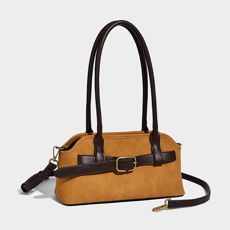 Strukturierte Henkeltasche in Dunkelbraun mit Oil-Wax-Finish, vorderer Gürtelschnalle, goldfarbenen Beschlägen, zwei Tragegriffen und, Detailansicht