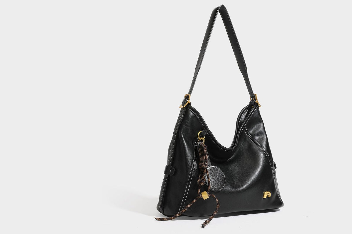 Lässige Hobo-Schultertasche mit glatter Oberfläche in Lederoptik, kontrastierenden Steppnähten, antikgoldfarbenen Metallelementen und, Detail