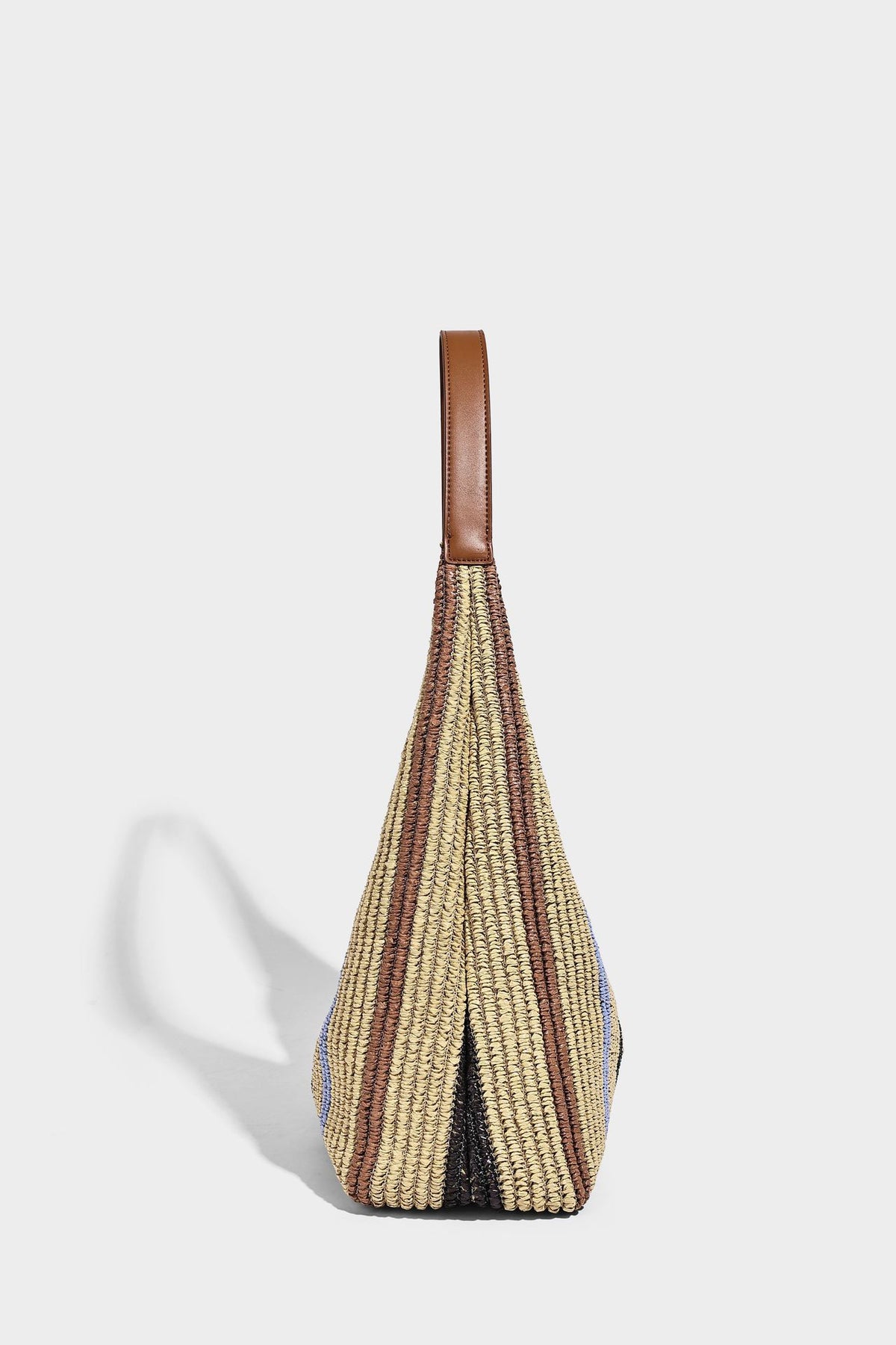 Weich fallender Hobo-Shopper aus gestreiftem Webmaterial in Camel mit mehrfarbigen Streifen und braunem Besatz in Lederoptik, mit abnehmbarem Reißverschluss abgebildet
