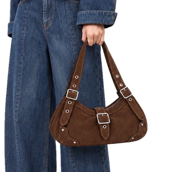 Geschwungene Hobo-Schultertasche mit matter Wildlederoptik, Riemen mit Schnalle in Silberoptik, Ösen, Nieten und Reißverschluss, Detailansicht