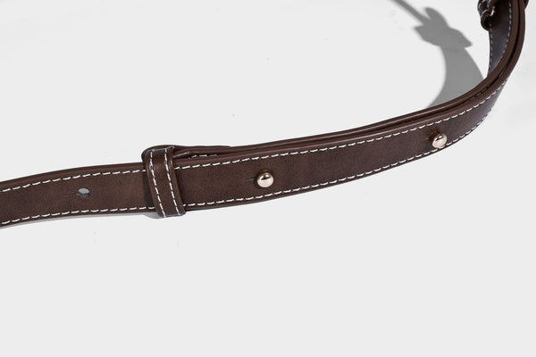 Glänzende Beuteltasche in Lederoptik mit Riemendetail mit Vorhängeschloss und verstellbarem langem Riemen, Detailansicht 20