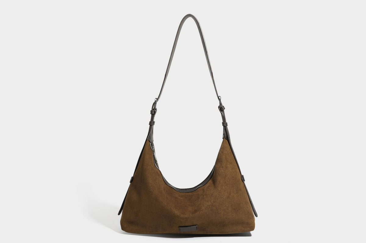 Lässige Hobo-Schultertasche mit matter brauner Wildlederoptik, dunklen glatten Besätzen, Reißverschluss oben und langem, verstellbarem