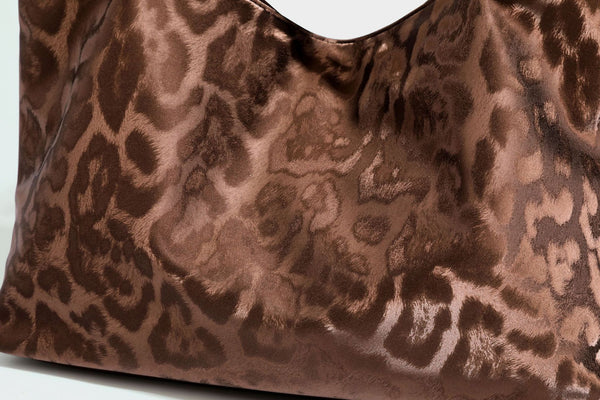 Glänzende Tote-Bag mit Leopardenmuster, dunkelbraunem Besatz in Lederoptik und zwei Tragegriffen, Detailansicht 26