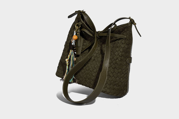 Dunkelbraune Beuteltasche mit Flechtstruktur, Knotenverschluss, goldfarbenen Beschlägen und verstellbarem Schulterriemen, Detailansicht 29