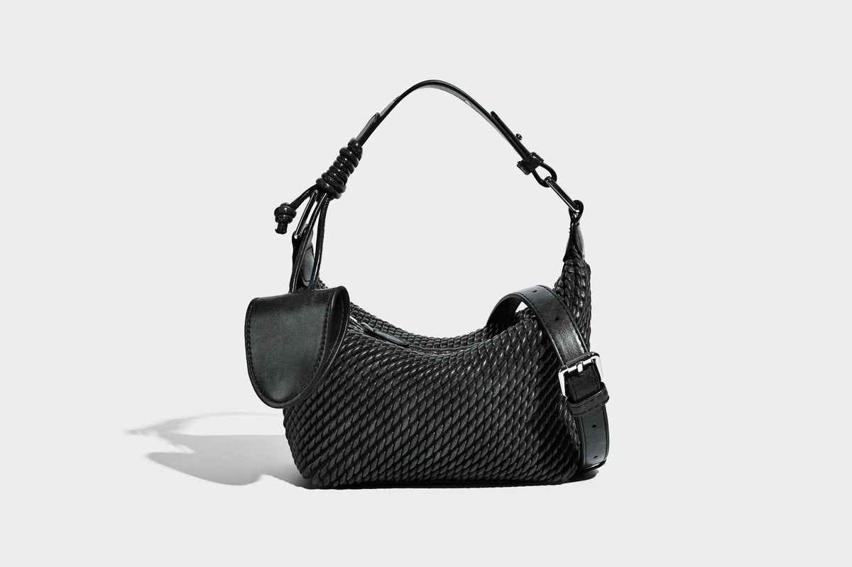 Hobo-Schultertasche in Halbmondform mit Webstruktur, geknotetem Tragegriff, befestigter kleiner Tasche mit Überschlag und verstellbarem Riemen in warmem