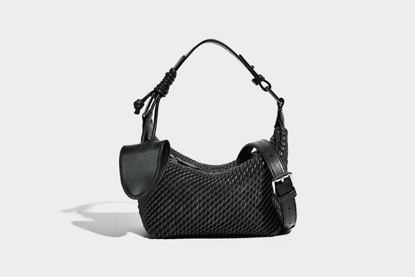 Hobo-Schultertasche in Halbmondform mit Webstruktur, geknotetem Tragegriff, befestigter kleiner Tasche mit Überschlag und verstellbarem Riemen in warmem