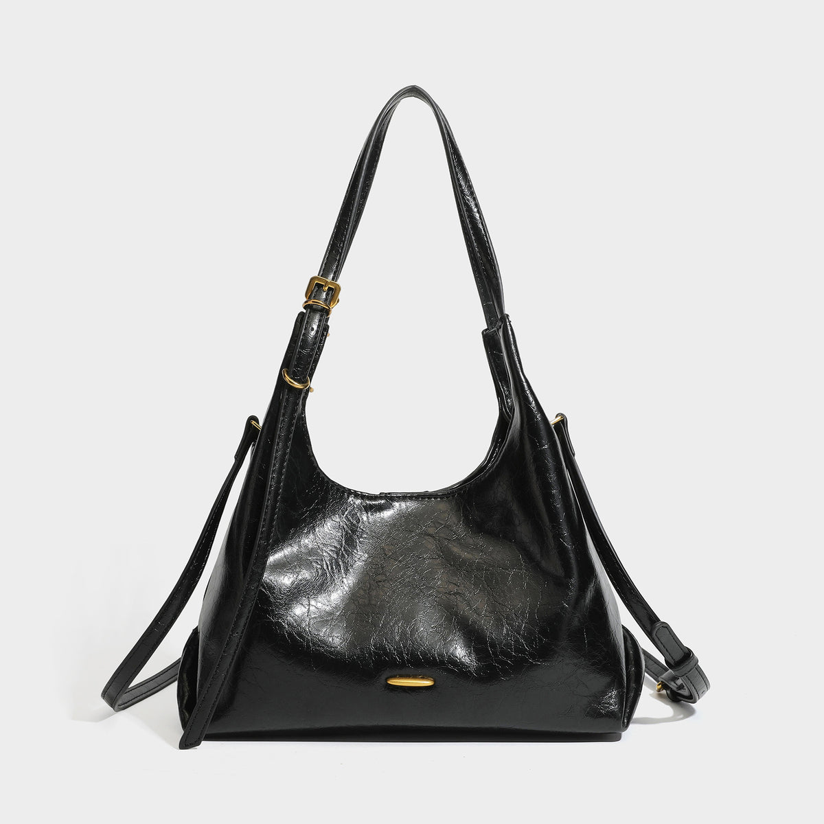 Lässig fallende Hobo-Schultertasche mit offenem Taschenabschluss in glänzender Knitterlederoptik in Dunkelbraun, schmalem verstellbarem Riemen und goldfarbenem