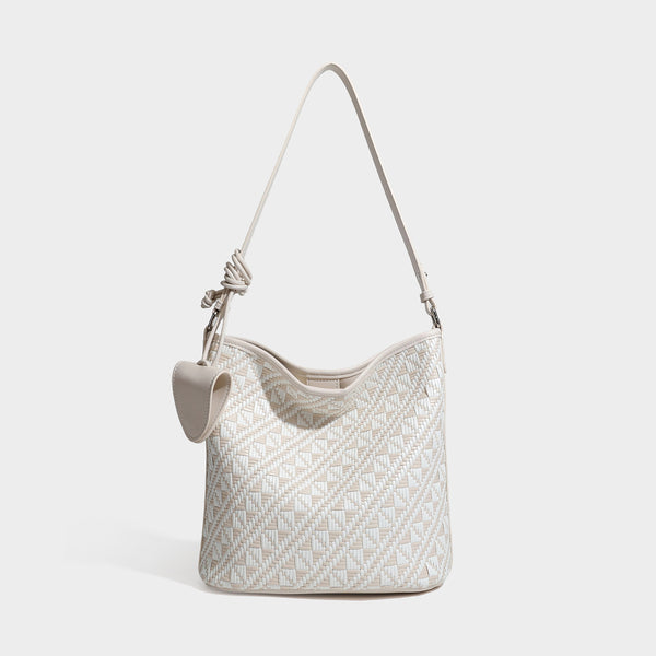 Geometrisch gemusterte Schultertasche mit gewebtem Ethno-Muster, dunkelbrauner Lederoptik-Besatzung, langem verstellbarem Riemen und kleinem herabhängendem Reißverschluss