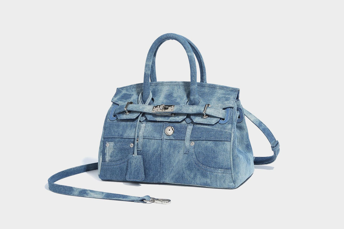 Strukturierte Patchwork-Henkeltasche aus gewaschenem Denim mit gerollten Tragegriffen, Überschlag mit Drehverschluss, aufgesetzten Fronttaschen und, Detail