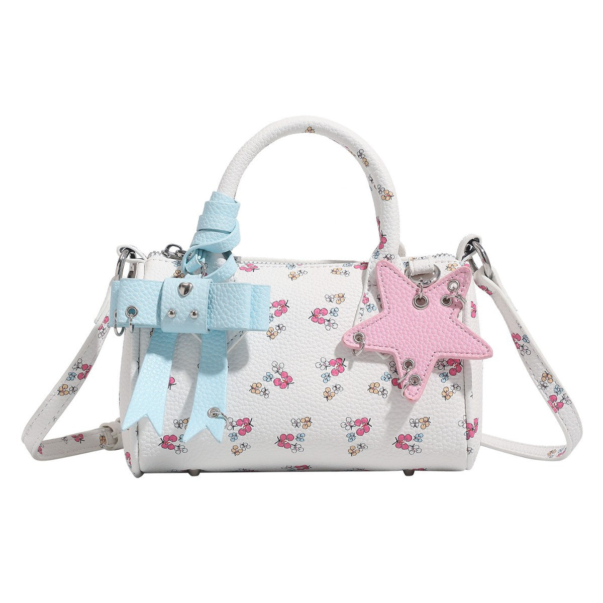 Weiße Mini-Boston-Handtasche mit genarbter Oberfläche und Blumen- oder Kirschprint, pastellblauem Schleifenanhänger, rosafarbenem Sternanhänger und zwei oberen Henkeln