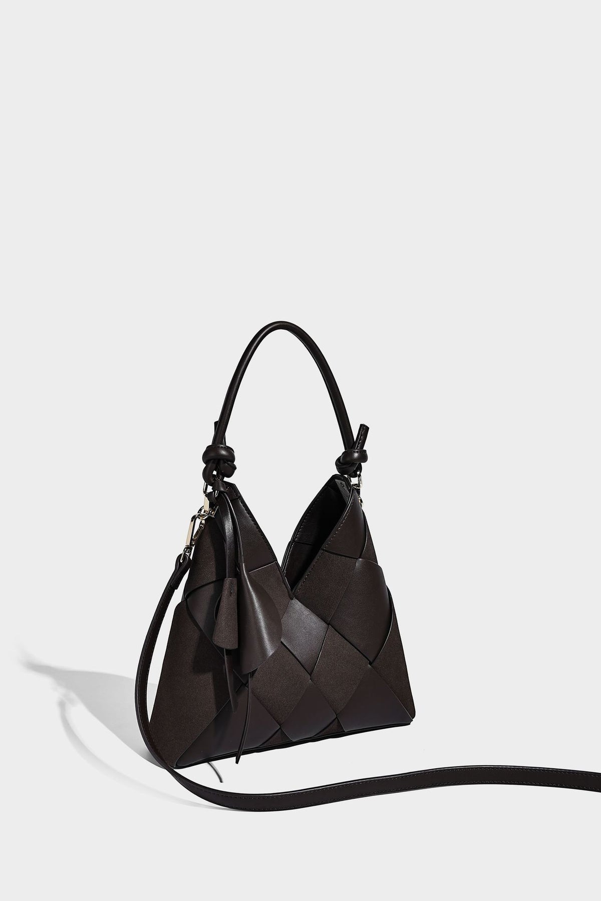 Geflochtene, wandelbare Tote-Bag in Lederoptik mit geknoteten Tragegriffen, abnehmbarem Schulterriemen und goldfarbenen Metalldetails, Detailansicht