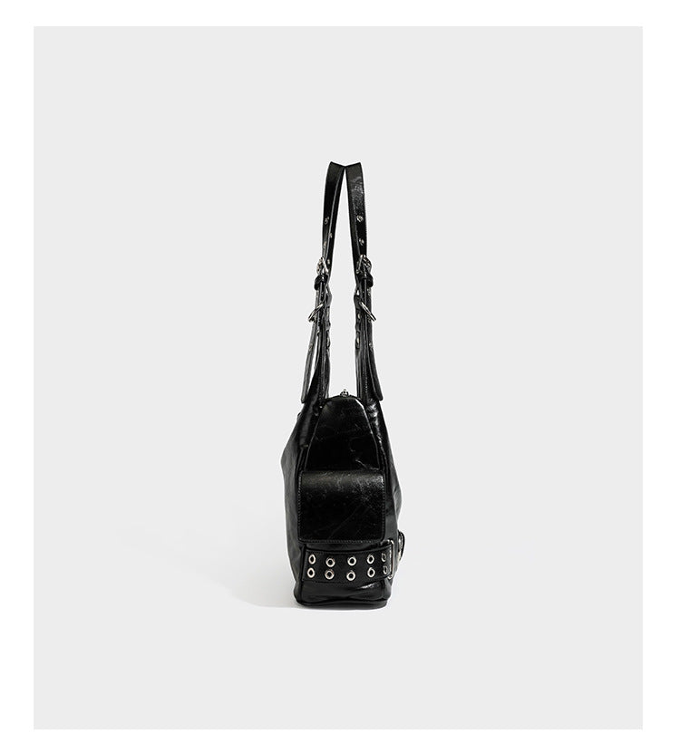 Große glänzende schwarze Hobo-Schultertasche mit silberfarbenem Ösen-Gürtelboden, Schnallenbeschlägen, vorderer Reißverschlusstasche und zwei …; Detailansicht