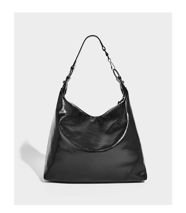 Große, glänzende Hobo-Schultertasche mit geknautschtem Effekt, dunkelfarbenen Nieten, Reißverschluss, vorderem Reißverschlussfach und verstellbarem Crossbody-Riemen