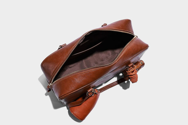 Strukturierte Boston-Schultertasche in glänzender Lederoptik mit zwei langen Trageriemen, Reißverschluss oben, goldfarbenen Beschlägen und zwei