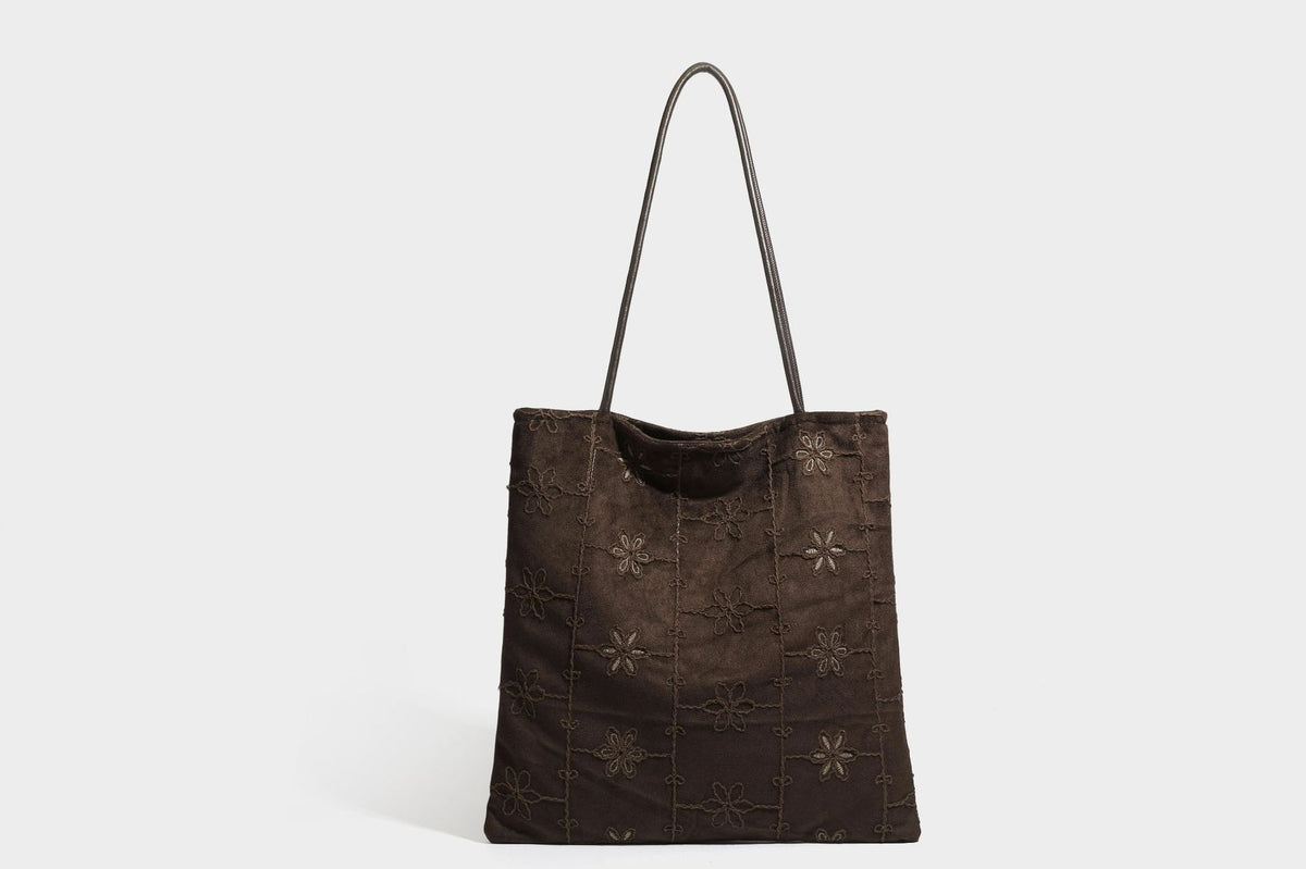 Große, weich fallende Tote-Bag in Dunkelbraun und Wildlederoptik mit Ton-in-Ton-Blumenstickerei im Gittermuster und schmalen Trägern in Lederoptik