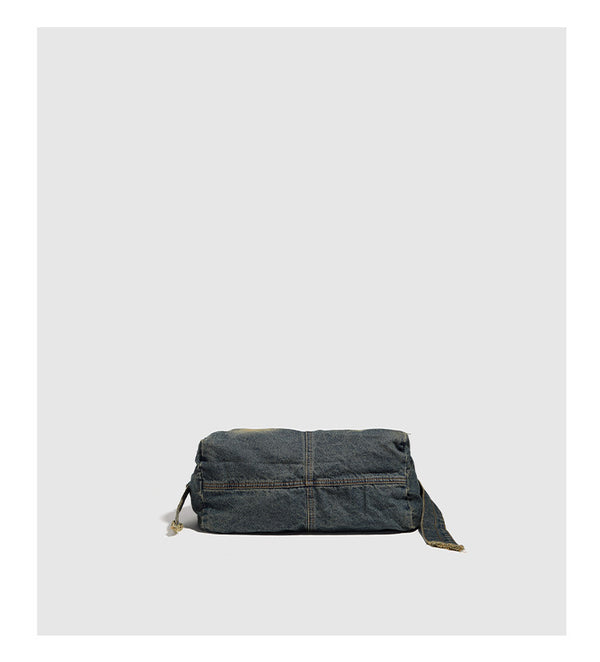 Lässige Schultertasche aus verwaschenem Denim mit ausgebleichtem Used-Look, Reißverschluss oben und verstellbarem Riemen in Antik-Messingoptik