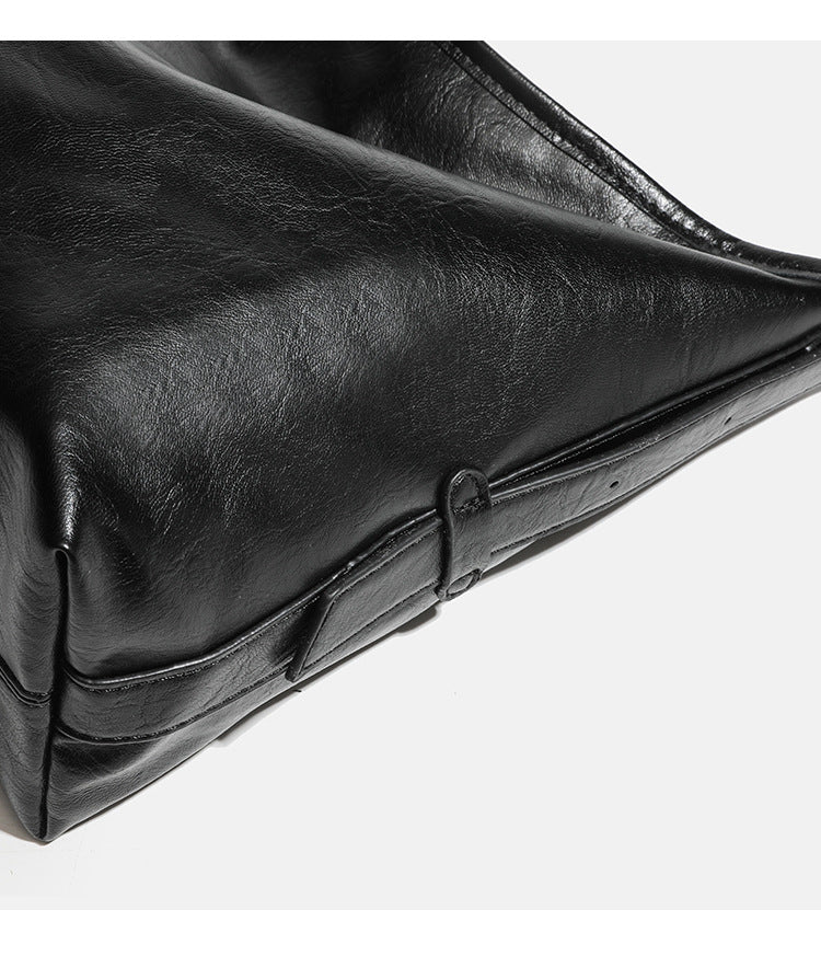 Lässige, große schwarze Schultertasche in Lederoptik mit Reißverschluss, breitem flachem Boden und langem verstellbarem Riemen, Detailansicht 13