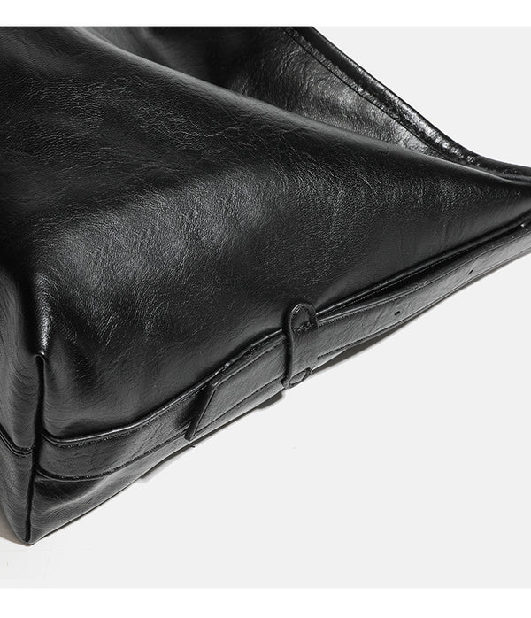 Lässige, große schwarze Schultertasche in Lederoptik mit Reißverschluss, breitem flachem Boden und langem verstellbarem Riemen, Detailansicht 13