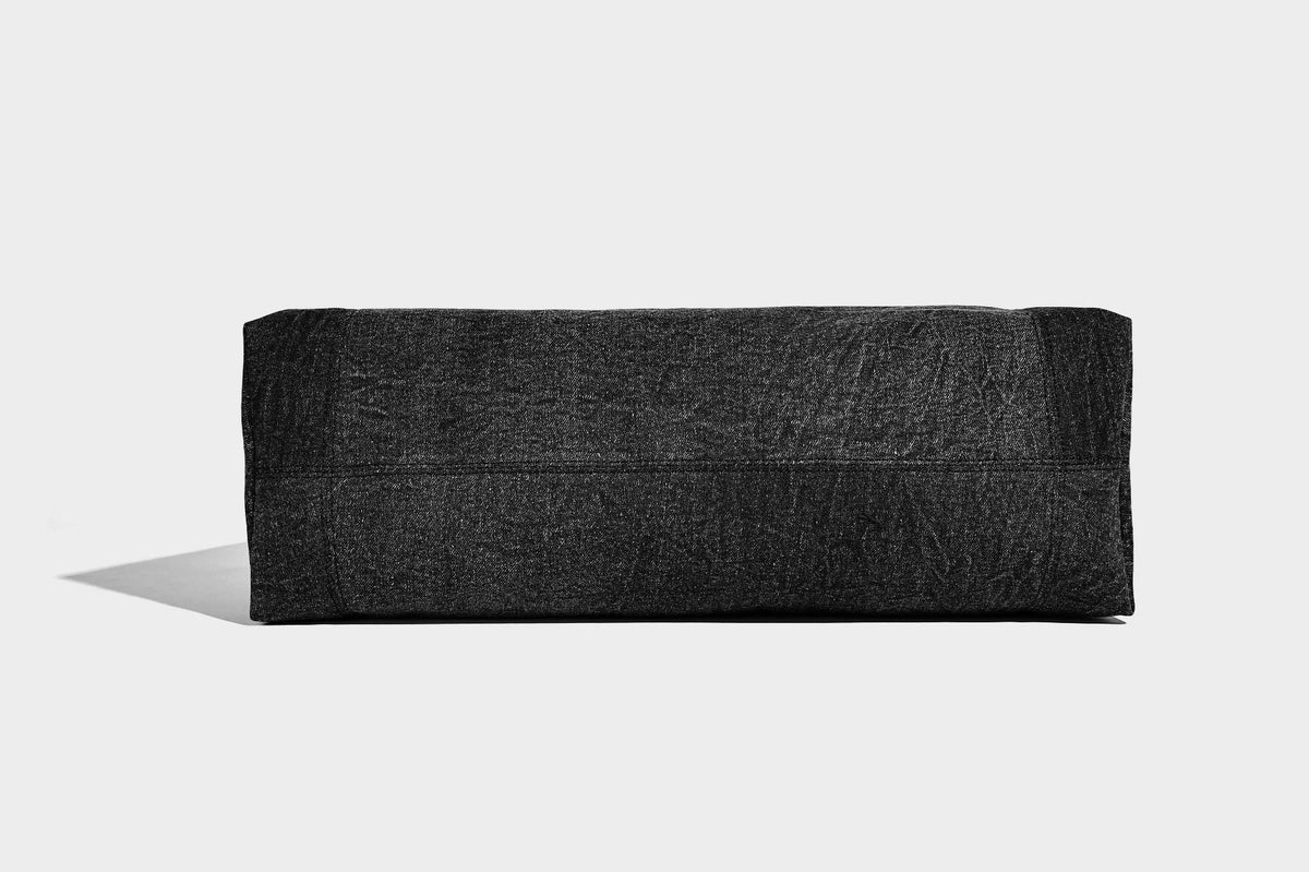Übergroße, lässig weich fallende Hobo-Schultertasche in Denim-Optik mit breitem verstellbarem Riemen und Reißverschluss oben, Detailansicht 25