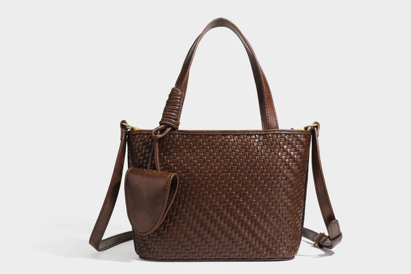 Strukturierte Tote Bag mit gewebter Oberfläche in Braun, goldfarbenen Metalldetails, seilumwickelten Tragegriffen, einer kleinen Fronttasche und weiteren Details