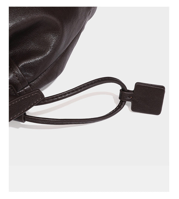 Kleine dunkelbraune Beuteltasche mit Kordelzug, langem verstellbarem Crossbody-Riemen und silberfarbenen Beschlägen, Detailansicht 21