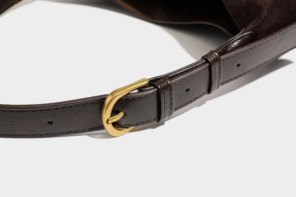 Dunkelbraune, weich fallende Hobo-Schultertasche mit strukturierter Oberfläche in Velourslederoptik, glatten Besätzen in Lederoptik und Details in Antikgoldoptik