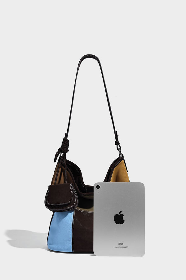 Weich fallende Patchwork-Bucket-Schultertasche mit Einsätzen in Dunkelbraun, Cognac, Senfgelb, Olivgrün, Rot und Hellblau sowie Kontrastnähten