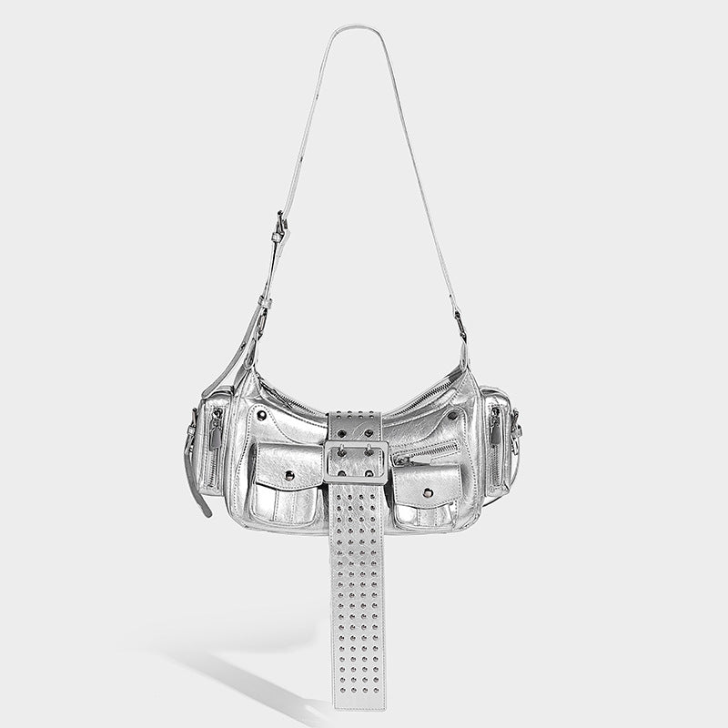 Halbmondförmige Schultertasche mit Lasche mit Nieten und Gürtelschnalle, mehreren Vordertaschen und silberfarbenen Metalldetails, Detailansicht 9