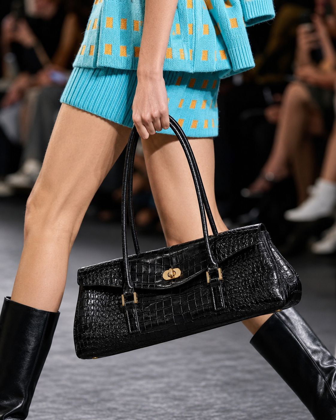 Strukturierte Satchel-Bag in Lederoptik mit Krokodilprägung, goldfarbenem Drehverschluss und zwei Henkeln, Detailansicht 9