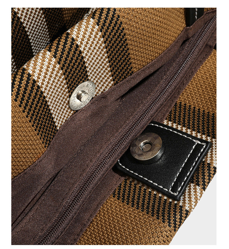Strukturierte karierte Tote-Bag aus Webmaterial mit langen Schulterriemen in schwarzer Lederoptik und befestigter schwarzer Reißverschlusstasche, Detailansicht 17