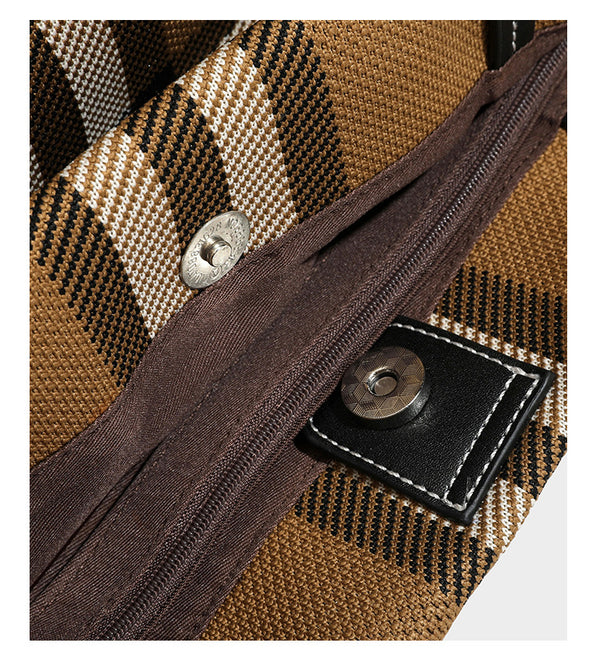 Strukturierte karierte Tote-Bag aus Webmaterial mit langen Schulterriemen in schwarzer Lederoptik und befestigter schwarzer Reißverschlusstasche, Detailansicht 17