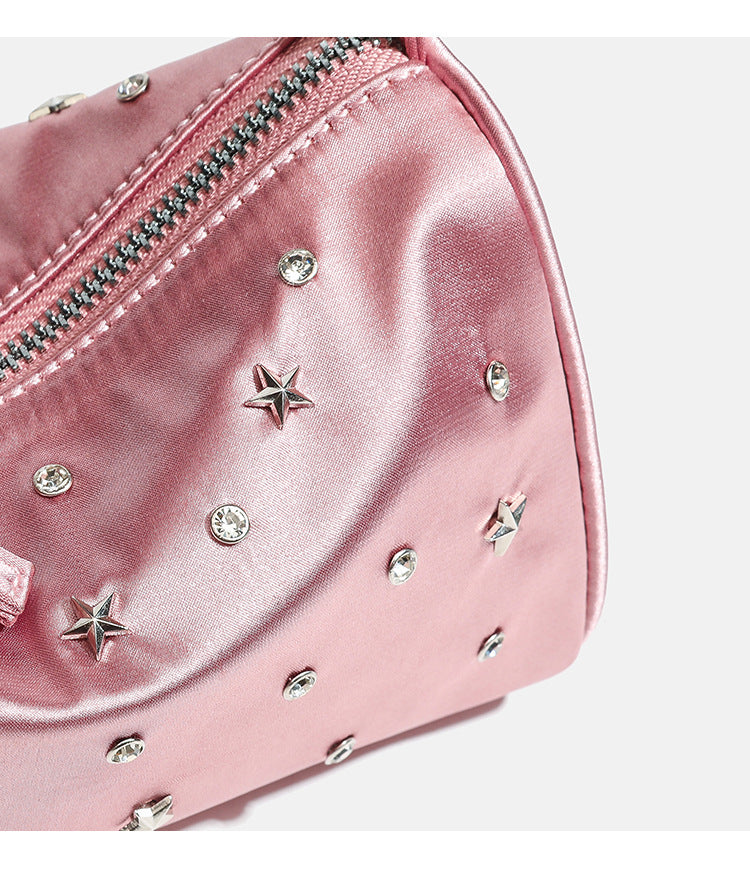 Kompakte Metallic-Schultertasche mit sternförmigen Nieten und Nieten in Strassoptik in Silber, Reißverschluss oben und einem fest angebrachten Riemen
