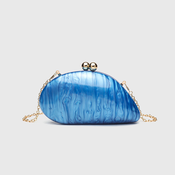Ovale Hartschalen-Clutch mit marmorierter Perlmuttschimmer-Oberfläche, doppeltem Kugelverschluss in Goldoptik und Kettenriemen in Goldoptik, Detailansicht