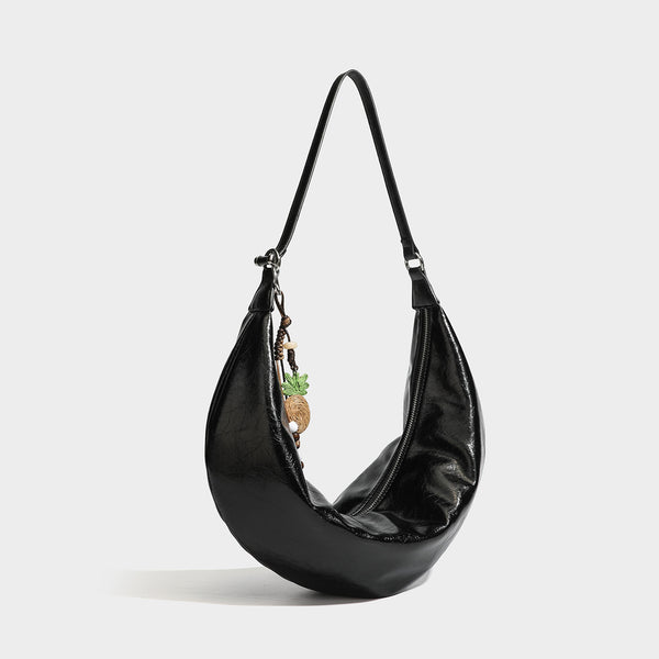 Lässige sichelförmige Hobo-Schultertasche aus glänzender, geknautschter Lederoptik mit schmalem Riemen, silberfarbenem Ringbeschlag und