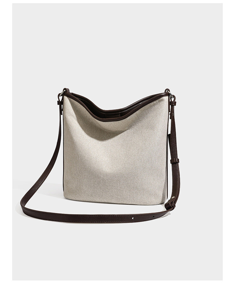 Cremefarbene Canvas-Schultertasche im Beuteltaschen-Stil mit dunkelbraunen Details in Lederoptik, geknotetem Riemen und befestigtem Mini-Etui, Detailansicht 7