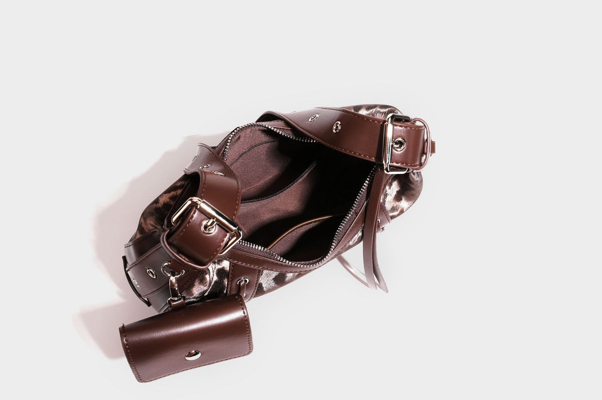 Crescent-Hobo-Schultertasche mit braunem Leopardenmuster, silbernen Nieten, Ösenbesatz, verstellbarem Riemen und abnehmbarem Mini