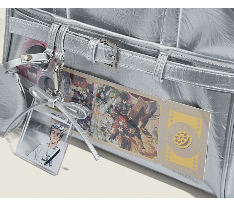 Strukturierte Schultertasche im Boston-Stil mit abgerundet-rechteckigem Korpus, zwei Tragegriffen oben und Reißverschlussfach vorne, Detailansicht 11