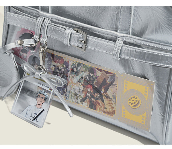 Strukturierte Schultertasche im Boston-Stil mit abgerundet-rechteckigem Korpus, zwei Tragegriffen oben und Reißverschlussfach vorne, Detailansicht 11