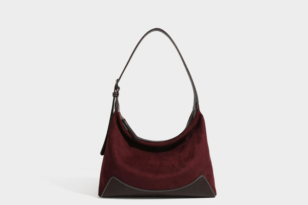 Lässig fallende Hobo-Schultertasche in warmem Braun mit dunkler Kontrastverzierung in Lederoptik, geschwungenem Reißverschluss und langem, detail