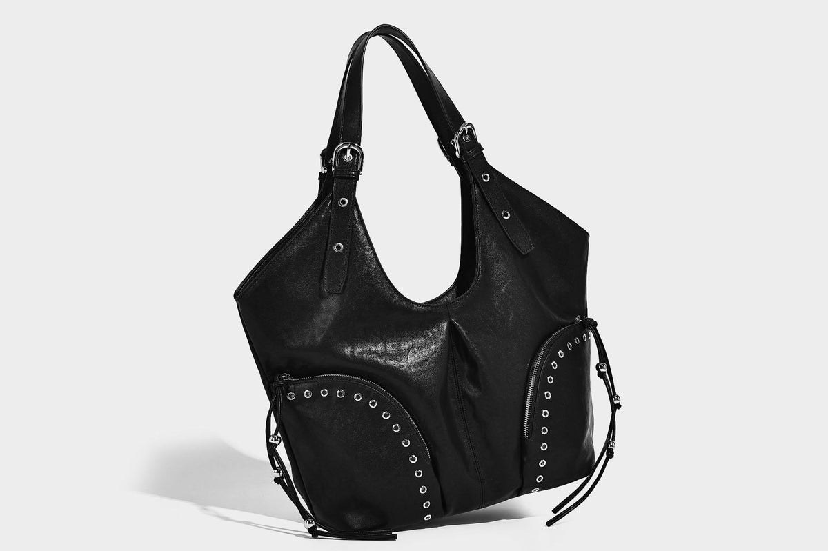 Große, weich fallende Hobo-Schultertasche in Lederoptik mit silberfarbenen Nieten, mit Ösen verzierten Reißverschlussfächern auf der Vorderseite und verstellbaren Doppel